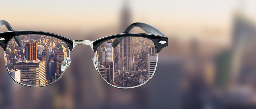 高度近視是由什么原因引起的？